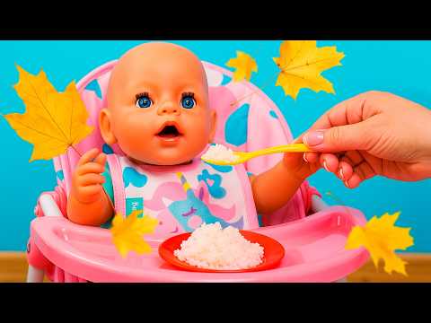 A boneca Emily adora outono! Vamos passear, brincar com as folhas coloridas e comer papinha!
