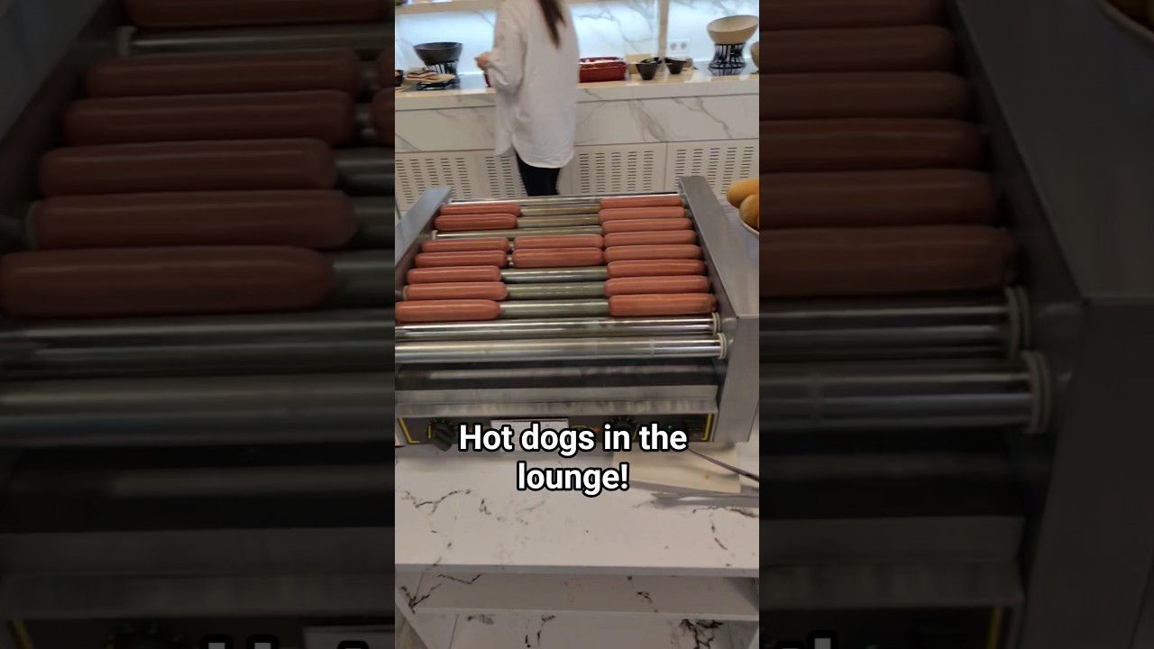 В Pau Casals Lounge есть хот-доги!