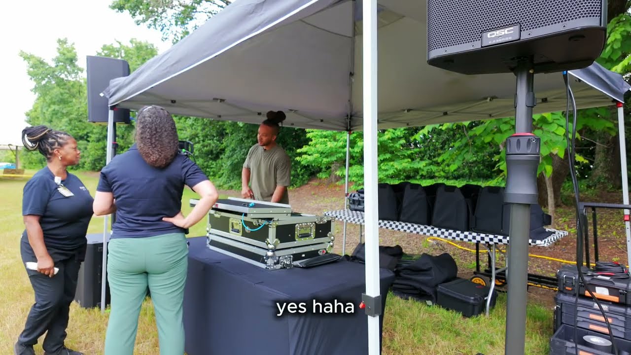 Обрабатываю заявки на песни еще до того, как все настрою...