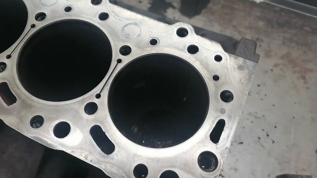 Выдавливает газы в систему охлаждения 4D56U.