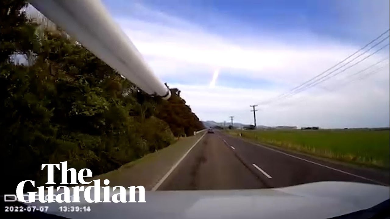 New Zealand plumber captures possible meteor on his dashcam - YouTube