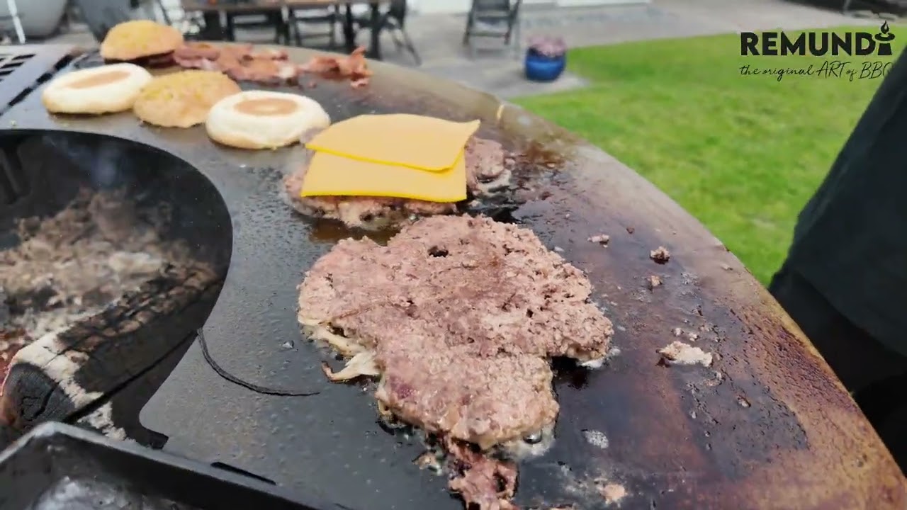 Video: Préparer un smashed burger sur la plancha Remundi