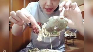 Download Lagu Mukbang Udang Mentah Kepiting Mentah !!! Somtam Favorite Dj Katty MP3