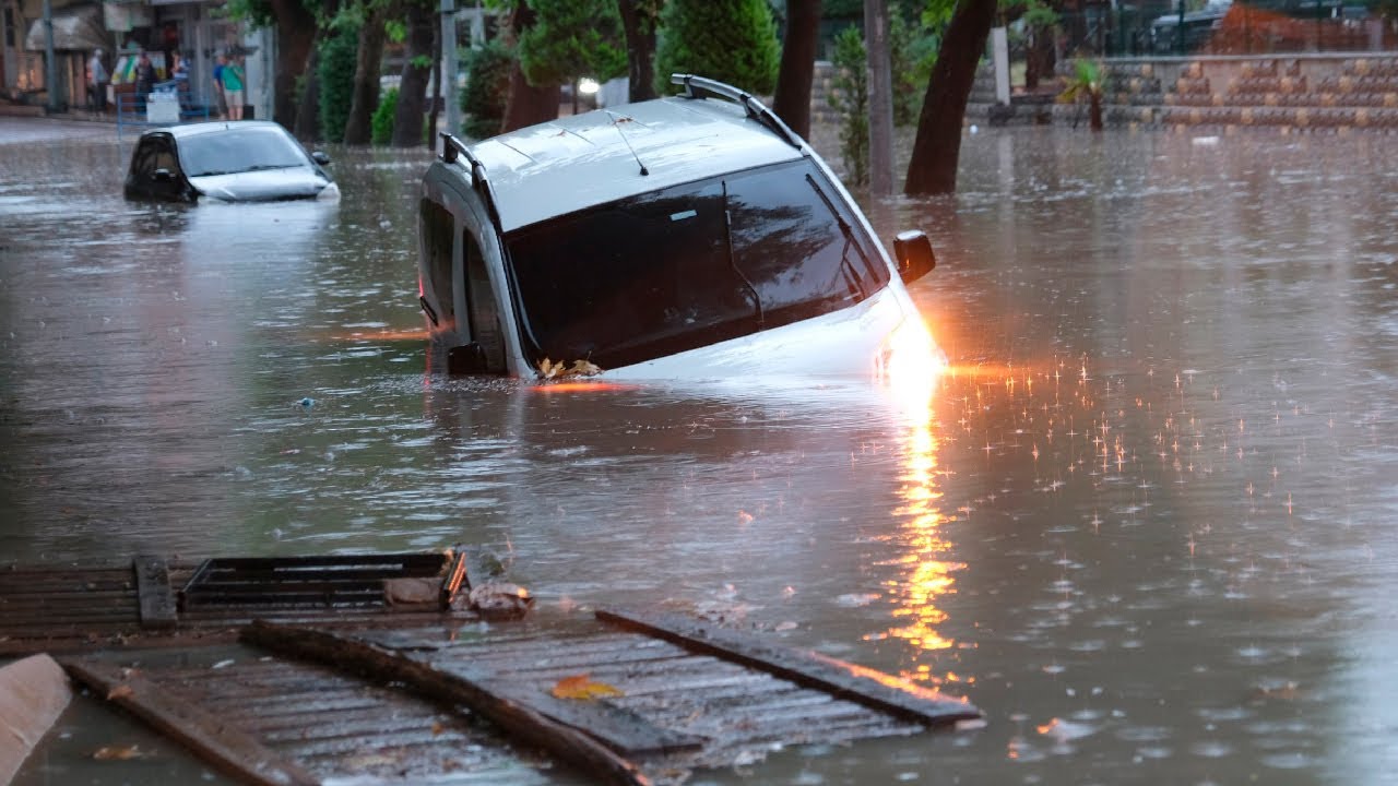 Катастрофическая ситуация на Сахалине. Город буквально ушел под воду из-за проливных дождей