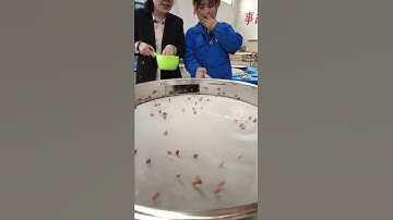 Ultrasonic vibrating screen for screening fine powder