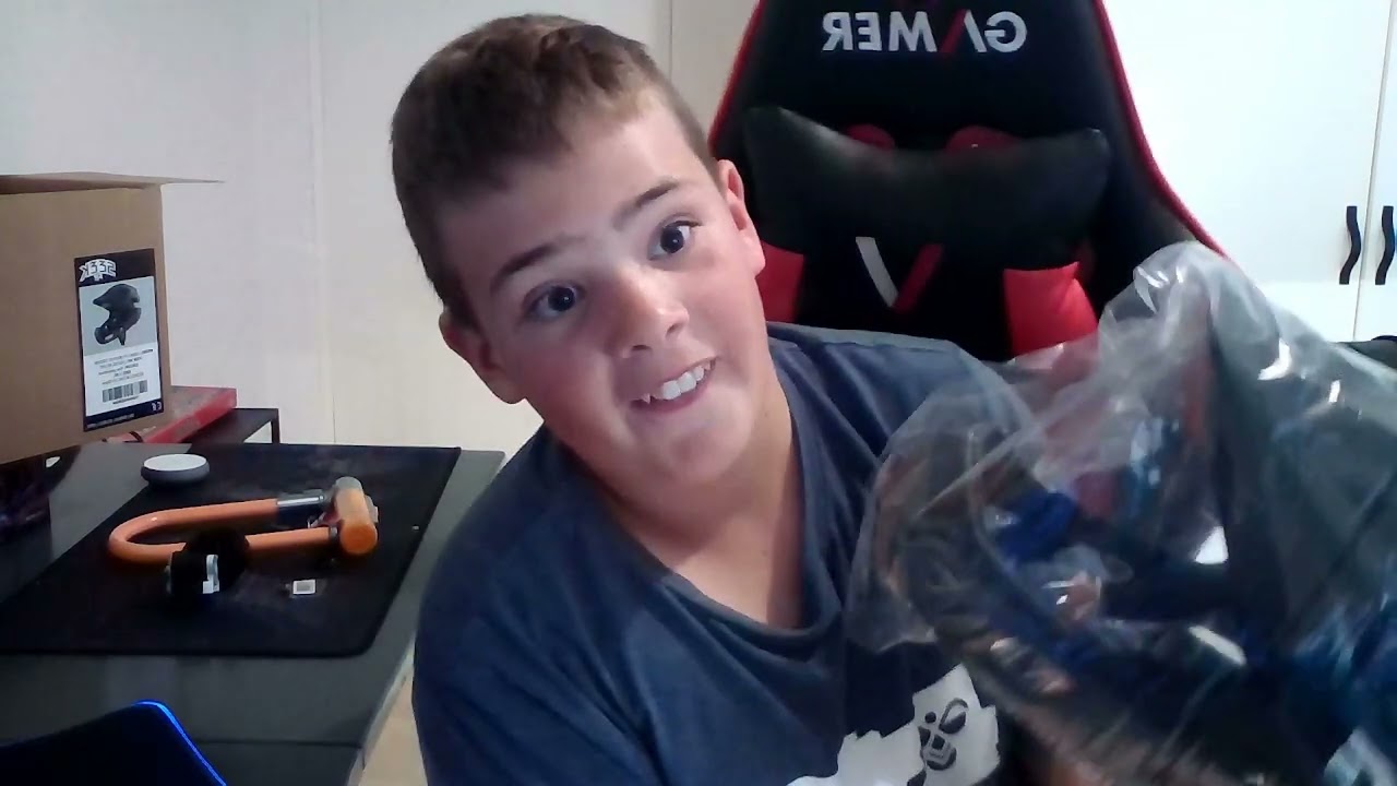 unboxing af full face hjlem TSG seek FR graphic design til Madsi og en lås