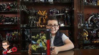 Igen Techie unboxing and reviewing MPM 11 Movie Master Series Ratchet Transformer