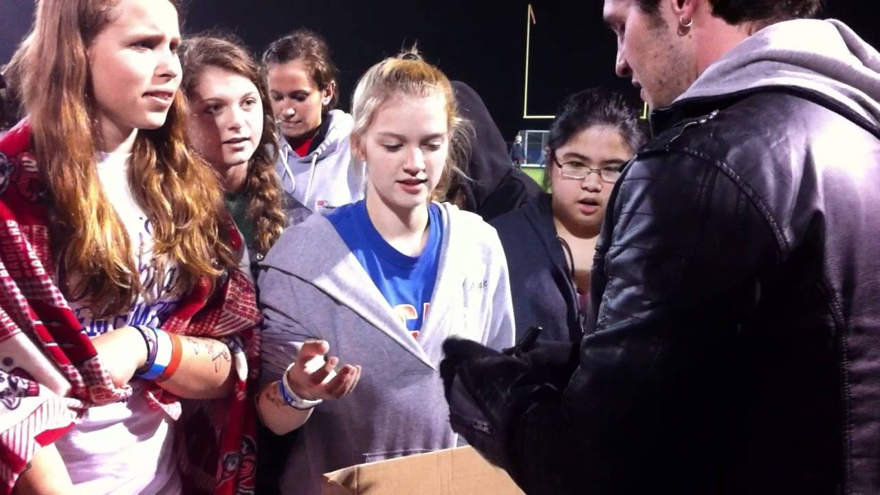 Fans go GAGA over Chicago singer, Michael Jade!!!