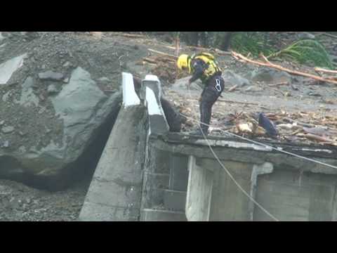 8月12日南市特搜第二攻擊手挺進贏橋斷橋對面建立第一段橫渡繩架設