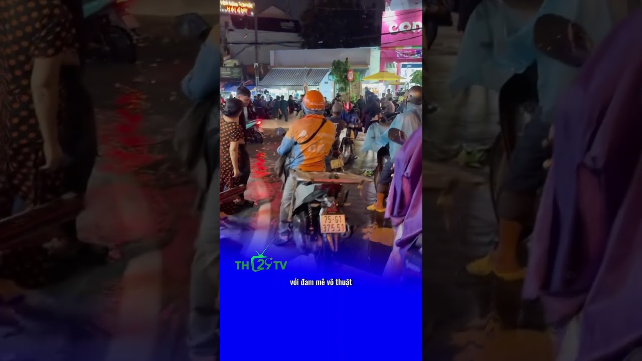 Đường ngập, xe kẹt cứng, 2 anh vẫn giao lưu võ thuật vui nhộn