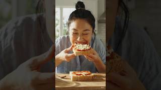 Bread pizza making and eating #bread #breadrecipe #breadpizza #foodchallenge #footballshorts