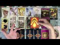 A quien prefiere? A la otra persona o a mí ? Tarot interactivo del amor hoy