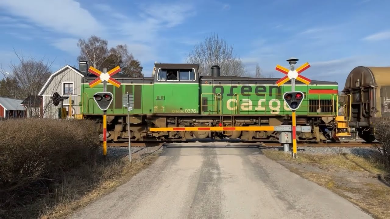 Järnvägsövergång i Berga med godståg - Swedish level crossing