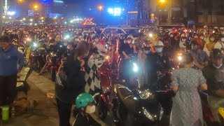 Navidad en la ciudad de Hồ Chí Minh con fuegos artificiales y luces de drones