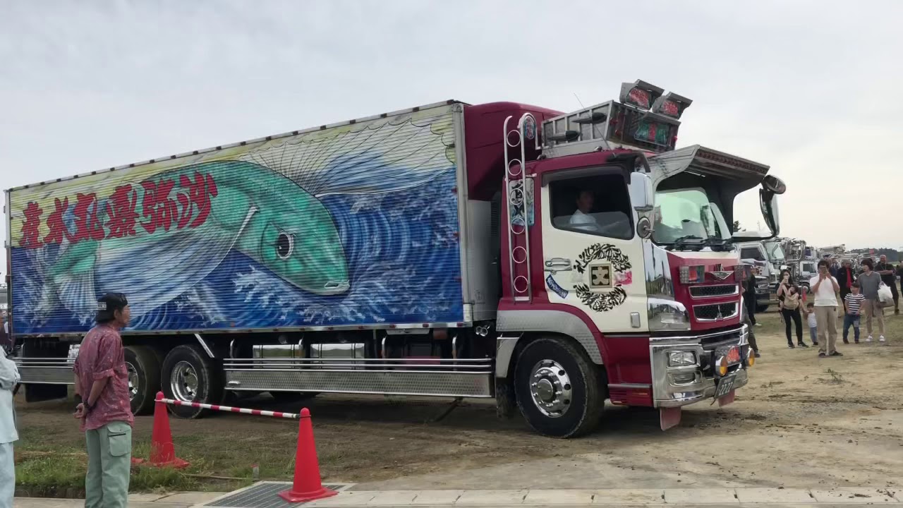 デコトラ コンボイ船団 In宮城県東松島市 トラッカー軍団による入退場シーン ラッパ 街宣あり Youtube デコトラ コンボイ船団 In宮城県東松島市 トラッカー軍団による入退場シーン ラッパ 街宣あり Youtube