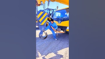 Worker’s Ingenuity: Clever Technique to Secure a Crane Hook with a Lasso