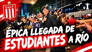 ÉPICA LLEGADA DE ESTUDIANTES A RÍO CON LOCURA DE SU HINCHADA 