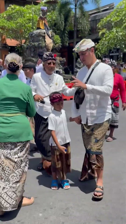 Download lagu Terlihat Suami dari Happy Salma Tjokorda Bagus Dwi Sentana Kerthyasa Bersama Ayah & Ibunya #shorts