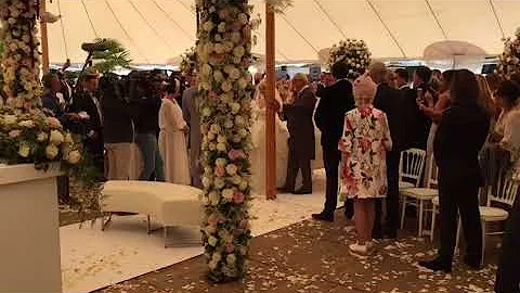 Huwelijk Marjan Strijbosch: daar is de bruid!