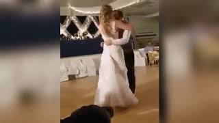 عروسان يرقصان في فرحهم بطريقه غريبه تموت من الضحك 2020