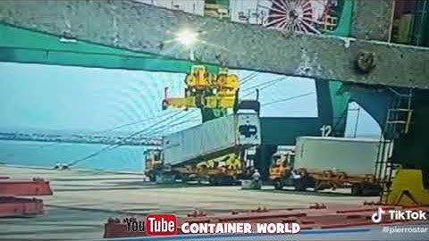 Spreader failure - Near Death Captured on security camera in African Port