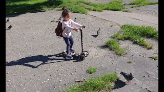 Девочка и голуби. Летняя прогулка с ручными голубями.