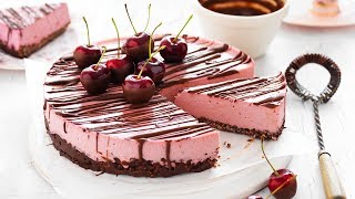 Make a traditional chocolate crackle base and then top with light
cheery cheesecake perfect for christmas any celebration! this no-bake
cherry cheeseca...