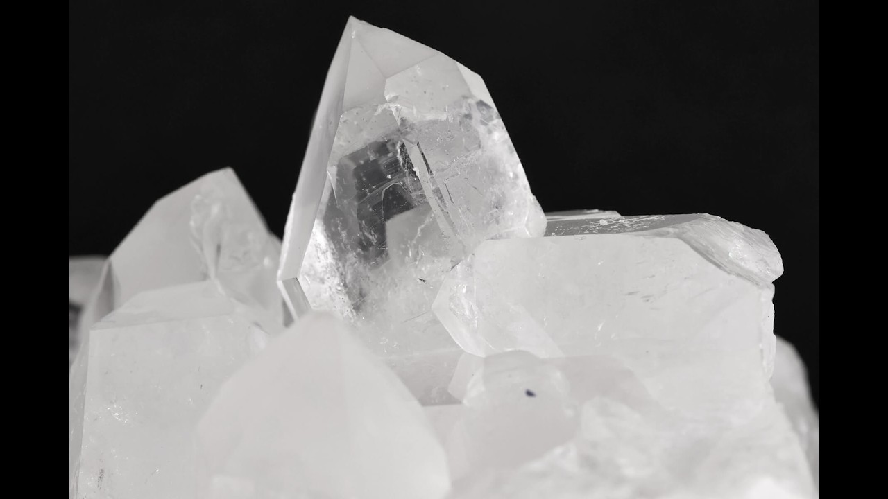 水晶クラスター 905g / Quartz Cluster - YouTube