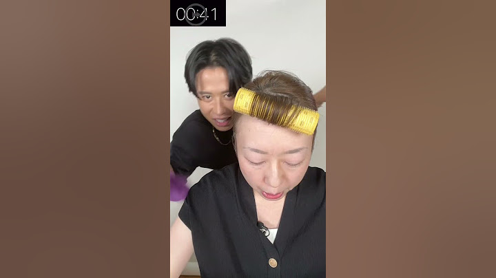 小田切ヒロさんの前で、1分でメイクを完成させる