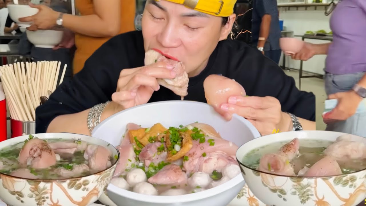 NGUYÊN CẢ QUÁN KHÔNG KỊP XỬ LÝ KHI NGA SUMO QUÉT SẠCH HẾT CẢ MÂM GIÒ NGẬP MỠ VÀ TÔ BÚN MỌC KHỔNG LỒ