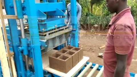 Conmach BlockKing-09MS Block and Interlock Making Machine during 20 cm Hollow Block Production 2