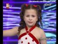 طفلة تركية تغني فيبكي المستمعون