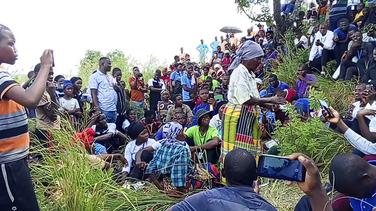 No Retiro dos corais na Zambézia . Avo   contando história da montanha nome de limane🙏🙏🙏862400079