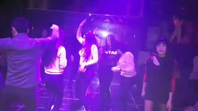 Qoshiqchilar tungi klubda yalangoch holda qoshiq aytishadi