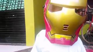 mainan topeng iron man dan bermain truk kecil, kakak bersama Adik