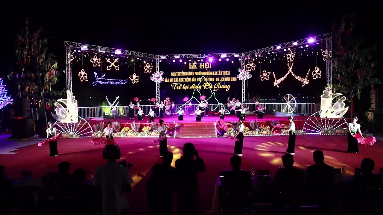 Lễ Hội Đua Thuyền Đuôi Én Phường Mường Lay