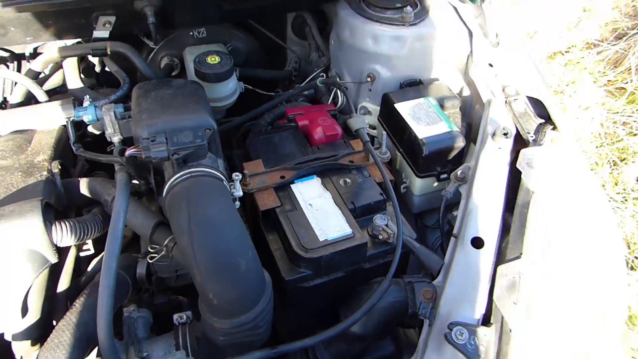 Comment enlever la batterie sur Toyota Yaris 1 et accéder au fusible dalternateur 120A  YouTube