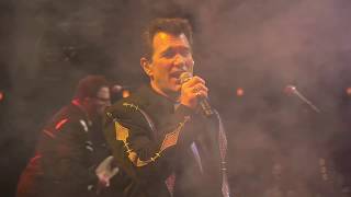 Watch Chris Isaak Great Balls Of Fire video