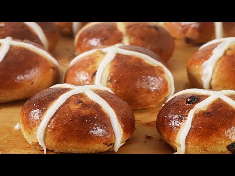 hot-cross-buns-recipe-demonstration---joyofbaking.com