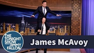 Miniatura de vídeo de "James McAvoy Gives Jimmy a Ride on His Shoulders"