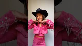 Video thumbnail of "Barbie de chapéu 🌸 #shorts"