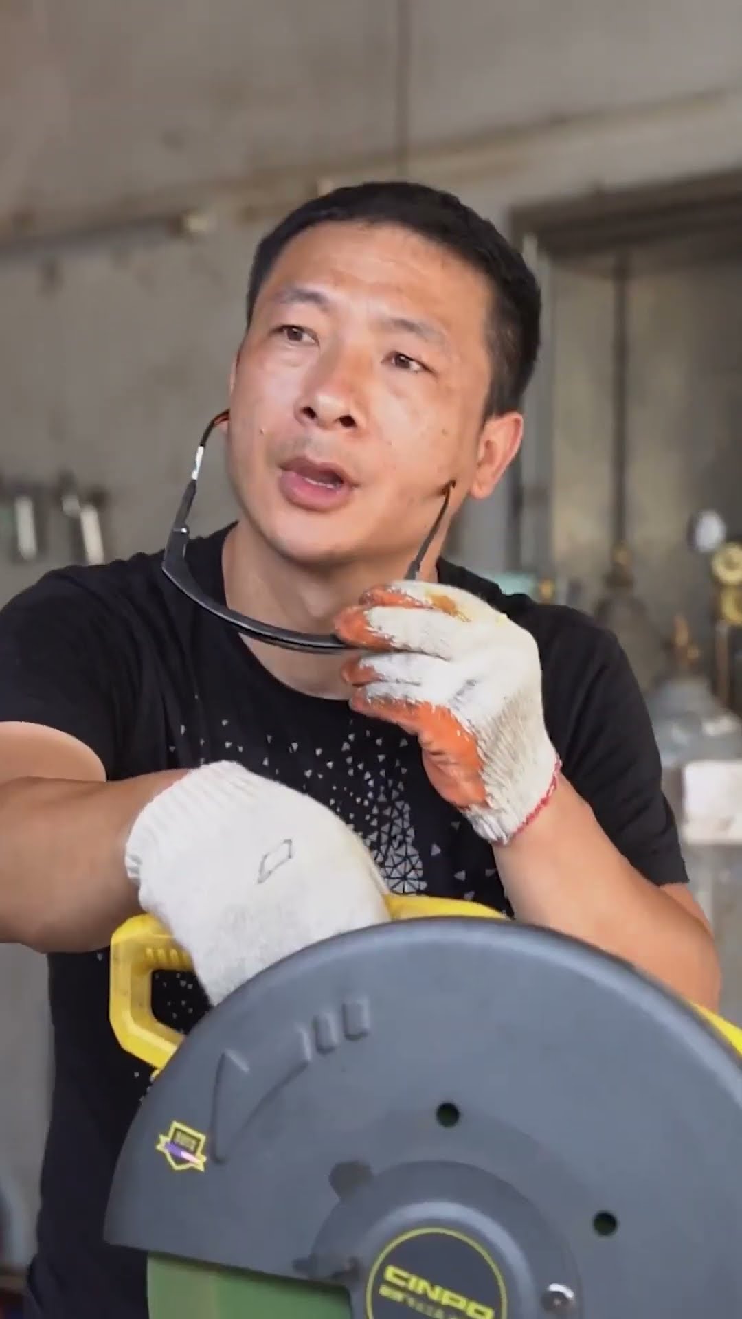 Rong's mother wants to wear roller skates, can Guige do it? #shorts#guige