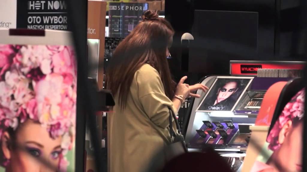 Ewa Farna w centrum handlowym. Poznalibyście?