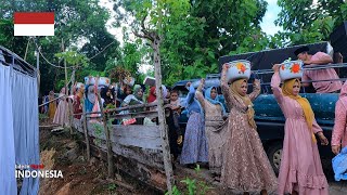 muslim wedding video in indonesia, The groom was accompanied by 500 people, Indonesian village,