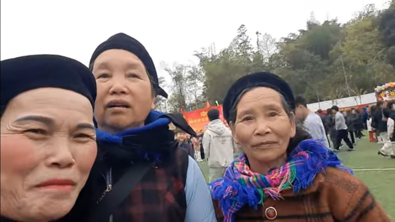 Một ngày đi hội rất vui .được gặpkhach quý mọi người gần xa.chào nhau mừng chúc thiết tha.