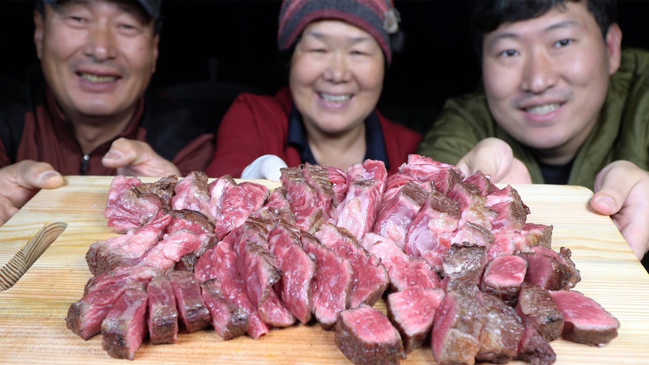숯불로 초벌 구워 솥뚜껑에 익힌 소고기 등심!! (Charcoal grilled Beef sirloin) 요리&먹방!! - Mukbang eating show