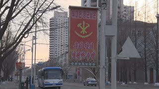 万寿台の丘で市民ら献花 北朝鮮、金正日氏生誕79年