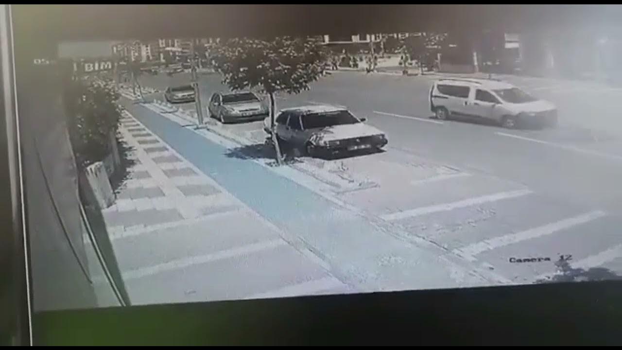 Aracın çarparak yola savurdu yaya metrelerce savruldu