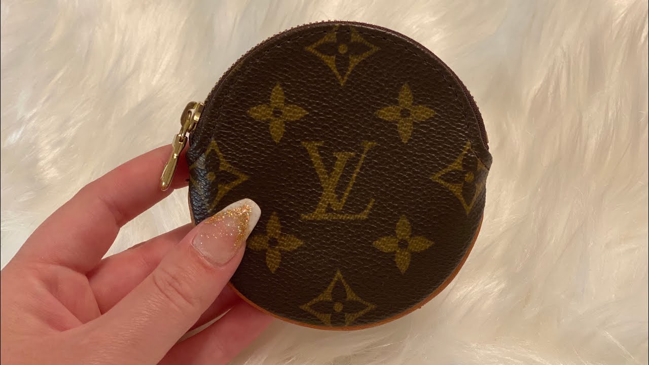 Louis Vuitton round coin purse comparison/What fits inside besides coins? 