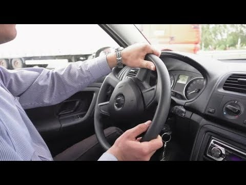 Видео: Можете ли вы вести машину с плохим натяжным роликом?